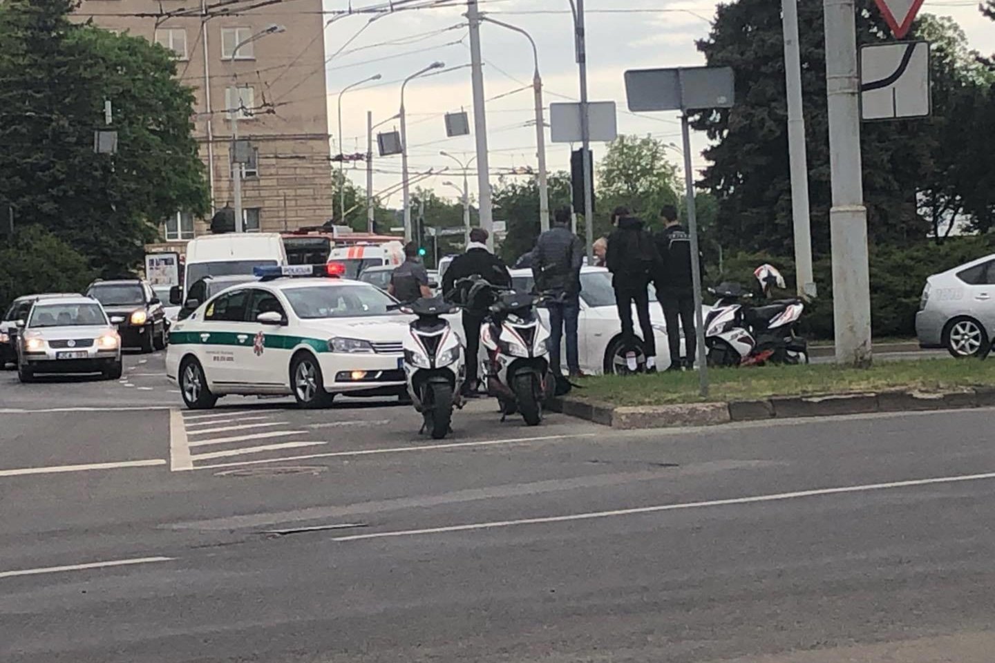Vilniaus centre į BMW atsitrenkė motoroleris.