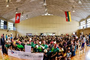 Japonija lengvaatlečius pasitiko trispalvių jūra ir šokiais