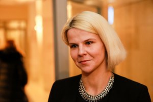 Septynių vaikų mama atkakliai neigia mušusi sūnų, o iš kur gausios mėlynės, nežino