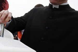 Lenkiją krenčiantis pedofilų kunigų skandalas persimetė į politinę areną