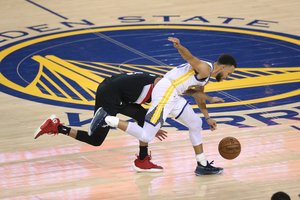 Keturis kėlinius pirmavusius „Blazers“ krepšininkus palaužė lemiamas „Warriors“ spurtas