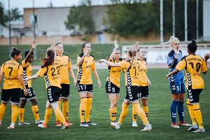 Legionierių vedama „Gintros-Universiteto“ komanda sutriuškino „Dinamo“ futbolininkes