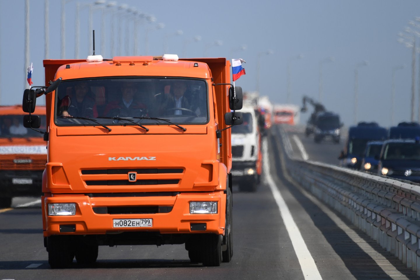 Atidarant Kerčės tiltą juo sunkvežimiu važiavo V.Putinas.<br>Reuters/Scanpix nuotr.