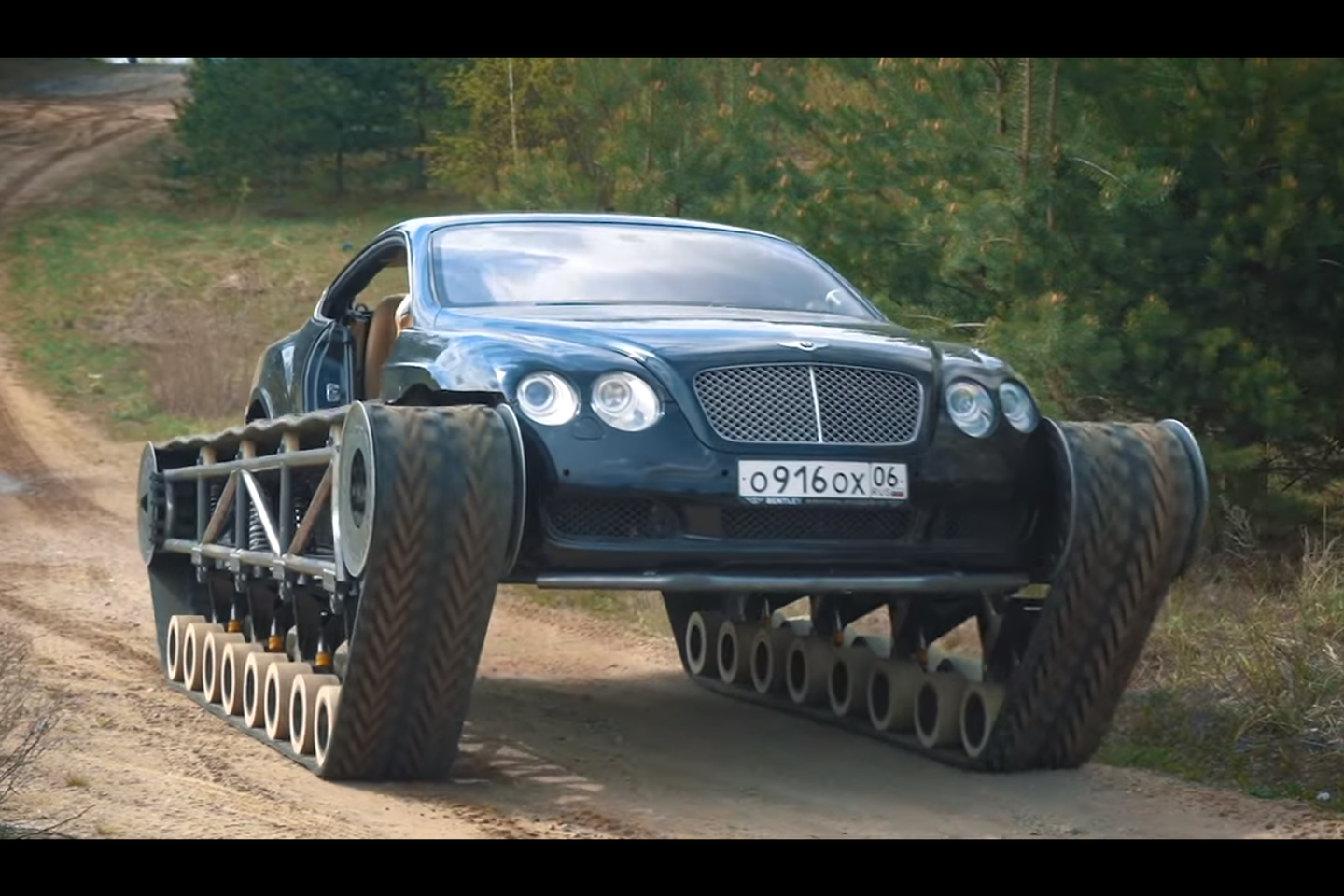 „Bentley Continental GT“ gavo GAZ sunkvežimio galinį tiltą ir „Lexus“ variklį.<br> Ekrano nuotr.