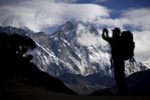 Everestas pareikalavo pirmos alpinisto gyvybės šį sezoną, vienas airis dingęs