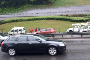 Po eismo įvykio mikroautobusas liko pakibęs ant atitvarų