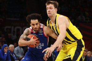 „Anadolu Efes“ eliminavo „Fenerbahce“ komandą ir žais Eurolygos finale