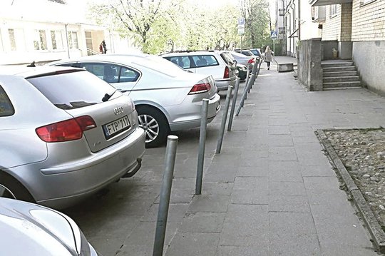 Automobilių statyti nemokantys vairuotojai lenkia prie žemės stulpus 