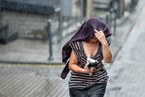 Iki 28 laipsnių įkaitęs oras atneš lietaus pritvinkusius debesis su perkūnija