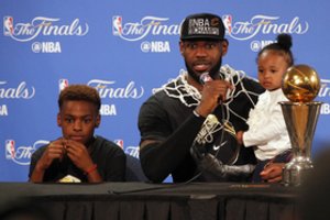 NBA krepšinio žvaigždė jau mato save kartu su sūnumi vienoje komandoje