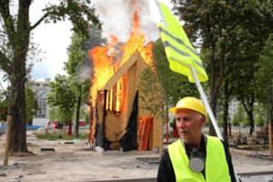 Po pusmečio protestų „geltonųjų liemenių“ gretos retėja