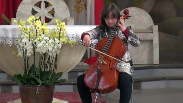 16-metė iš Klaipėdos įrodė – groti violončele gali ir neįgalieji