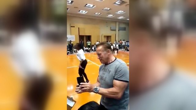 Sporto festivalio metu A. Schwarzeneggeriui vyras spyrė į nugarą