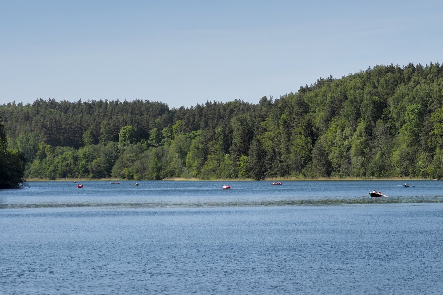 Įkaitę vilniečiai sekmadienį plūdo prie Žaliųjų ežerų<br> V. Ščiavinsko nuotr.