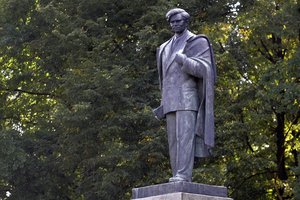 Rašytojai prašys sostinėje palikti P. Cvirkos paminklą