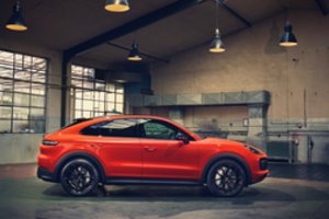 „Porsche“ pristatė dar vieną galingą kupė silueto „Cayenne“ visureigio modifikaciją