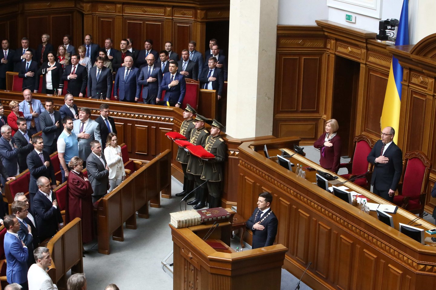 Anksčiau pirmadienį V. Zelenskis per savo inauguracijos kalbą paskelbė paleidžiantis šalies parlamentą, taip pat užsiminė, kad vyriausybei irgi reikėtų atsistatydinti.