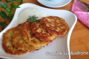 Cukinijų blyneliams ypatingo skonio suteikė paprastas, bet netikėtas ingredientas