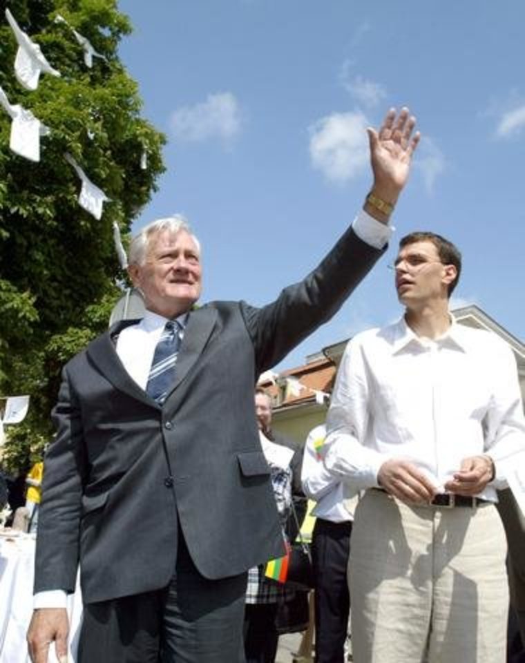 V.Adamkus 2004 m. rinkiminėje agitacijoje.<br>M.Vidzbelio nuotr.