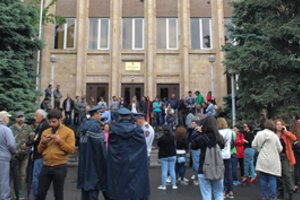 Armėnijoje po premjero raginimo protestuotojai blokavo teismų pastatus