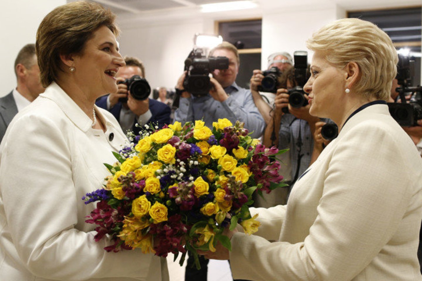 2014 m. antrai kadencijai perrinkta D.Grybauskaitė, sveikina L.Graužinienė.<br> M.Kulbio nuotr.