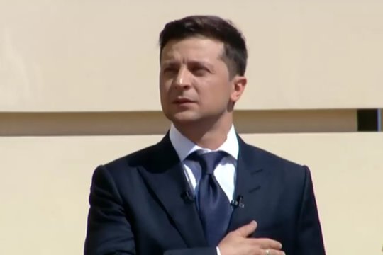 Prisiekė Ukrainos prezidentas, V. Zelenskis į ceremoniją atėjo pėsčias