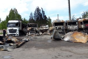 Panevėžyje ugnis sunaikino vilkikus ir puspriekabes su kroviniu: viena buvo pilna alaus