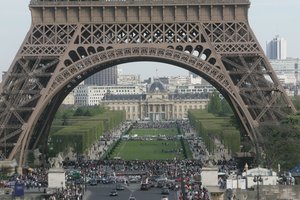 Eiffelio bokšte – neeilinė situacija: evakuojami žmonės