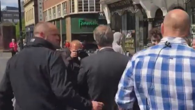 Nufilmuota: vidury gatvės – įžūlus išpuolis prieš nuožmų ES kritiką Nigelą Farage‘ą