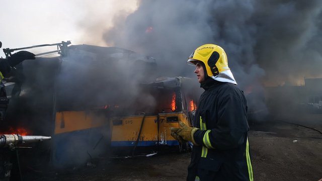 Vaizdai iš milžiniško gaisro Tauragėje: ugnyje skendo autobusai, kilo didelis pavojus