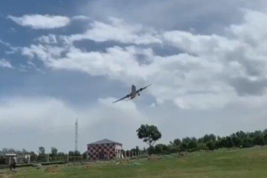 Lėktuvo salone kilo panika: stiprus vėjas nusileidimą pavertė košmaru