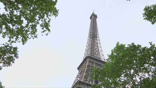 Vyro veiksmai Eiffelio bokšte kainavo brangiai – teko evakuoti lankytojus