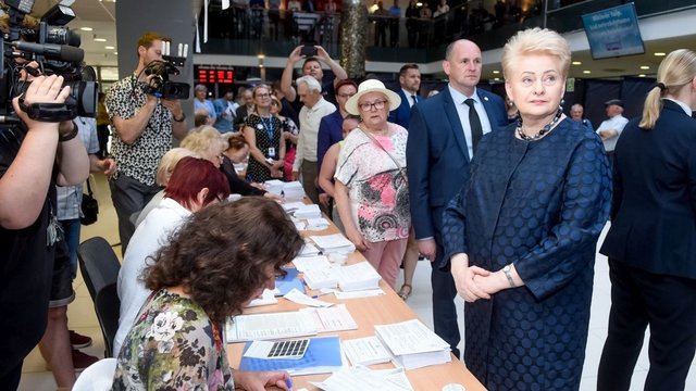 Pro akis nepraslydo D. Grybauskaitės apranga: galimai parodė, už ką balsavo?
