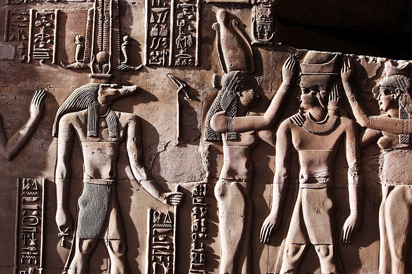  Sobekas (pirmas kairėje)  Kom Ombo šventyklos bareljefe.<br> Wikimedia commons