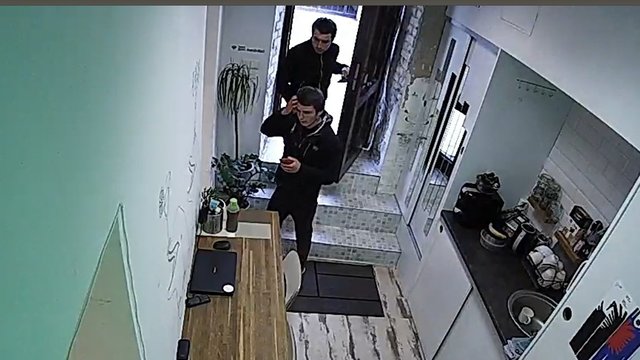Prašo visuomenės pagalbos: nufilmuoti Vilniuje kompiuterio vagyste įtariami vyrai