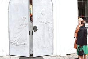 Erotikos paveikslais garsėjęs menininkas pradžiugino Radviliškio tikinčiuosius