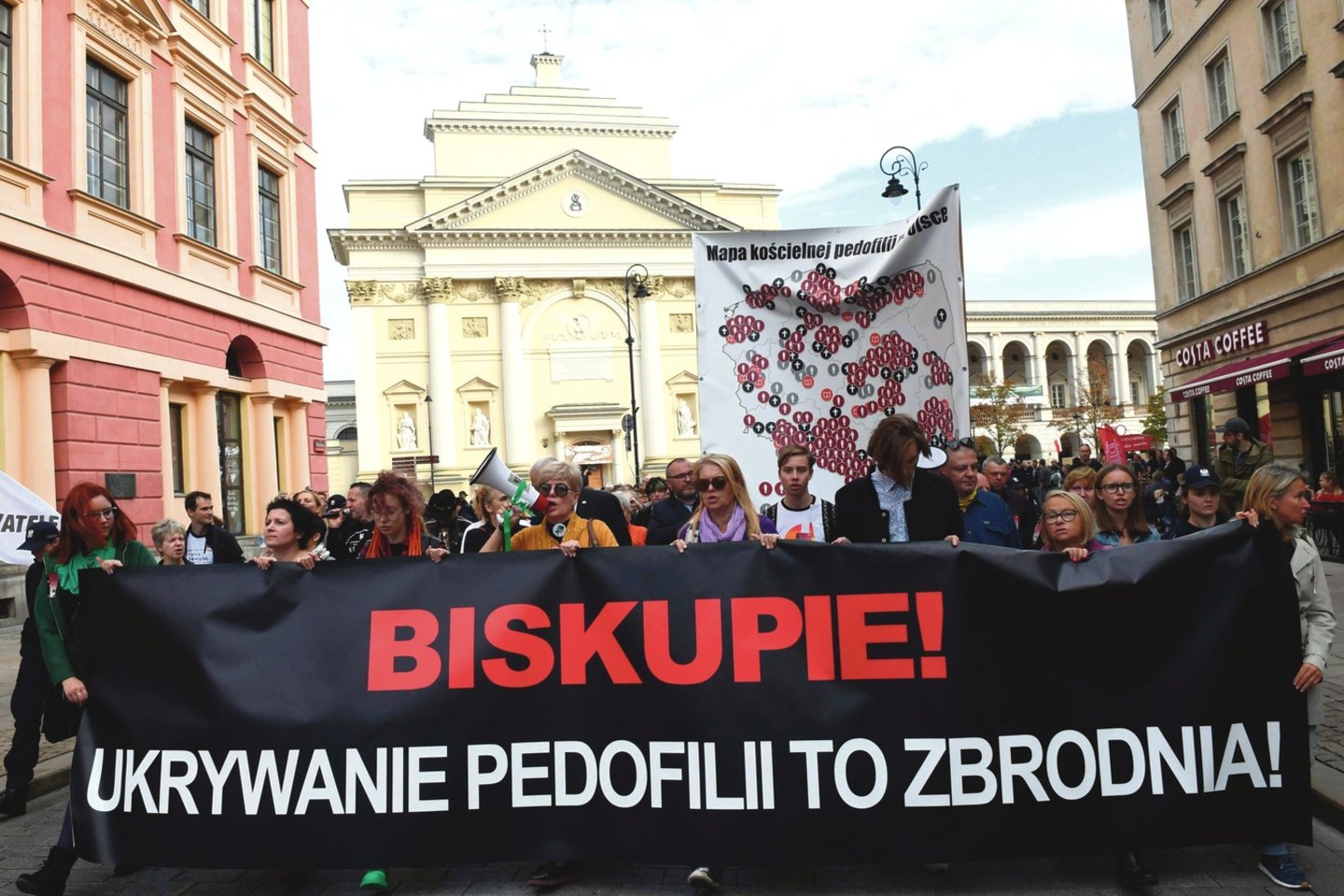 Lenkijos gyventojai ne kartą ėjo į gatves reikalaudami, kad kunigų nusikaltimai nebūtų slepiami, o būtų vykdomas teisingumas.<br>AFP/„Scanpix“ nuotr.