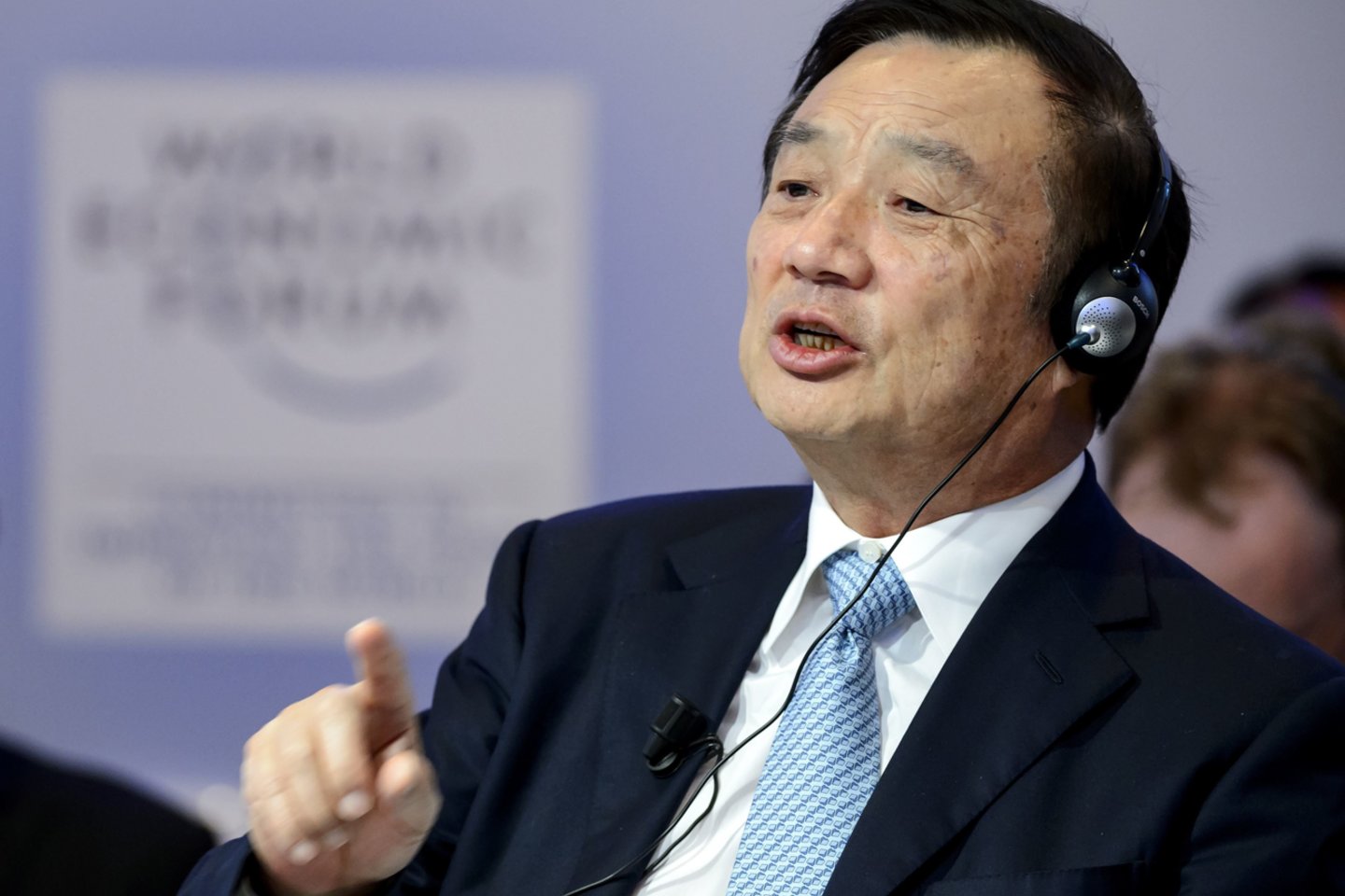 „JAV politikai dabar paprastai nuvertina mūsų jėgas“, – pareiškė „Huawei“ įkūrėjas Ren Zhengfei. <br> AFP / Scanpix nuotr.