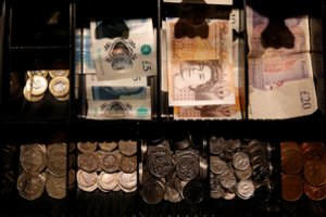 Dėl visko kaltas „Brexit“ – tokių žemumų svaras nematė keturis mėnesius