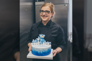 Įspūdingais skanėstais stebinančiai kepėjai kurti torto puošmenas padeda vyras