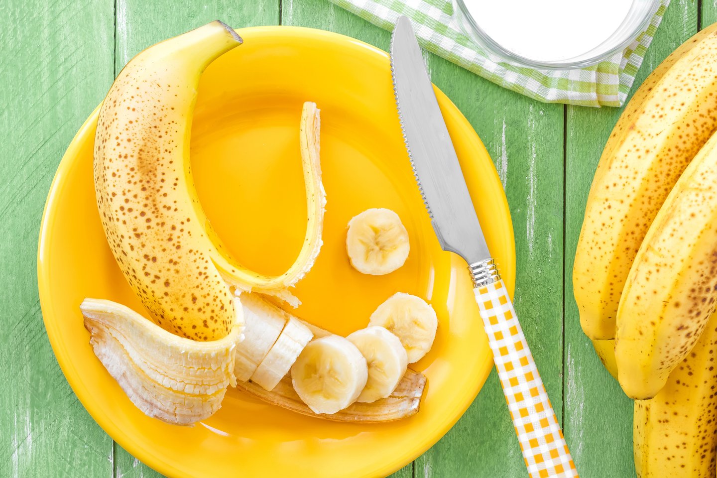  Ar žinote, su kuo reikia valgyti bananą, kad jis teiktų daugiau naudos, negu žalos?<br> 123rf nuotr.