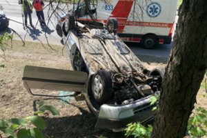 Vilniuje avarija – ant stogo apvirtęs automobilis