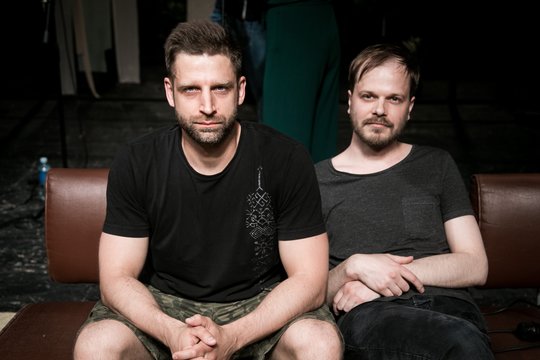 Duetas „Black Water“ debiutuos teatre:  „Techno gali skambėti ne tik naktiniuose klubuose“