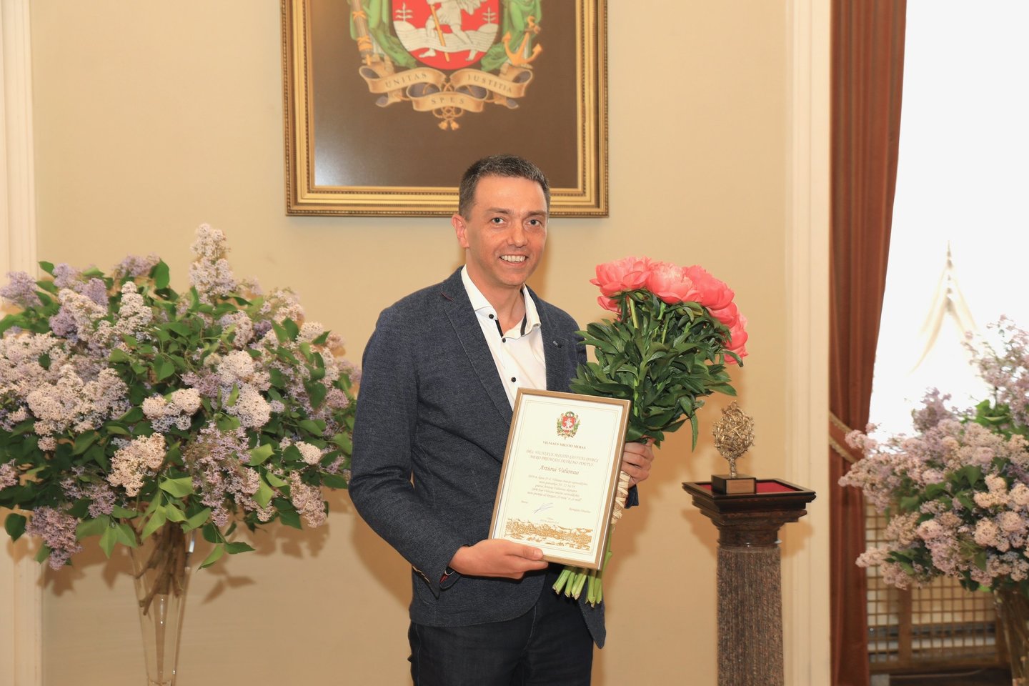 Vilniaus meras premiją įteikė poetui Artūrui Valioniui.<br> Vilniaus savivaldybės nuotr.