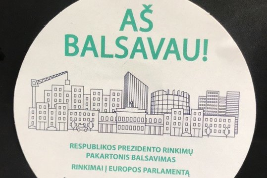 Dėl gramatinės klaidos VRK ragina nedalinti rinkiminių lipdukų