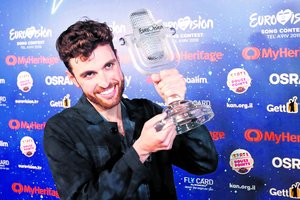 Biseksualus „Eurovizijos“ nugalėtojas Duncanas Laurence’as už sėkmę dėkingas ir draugei