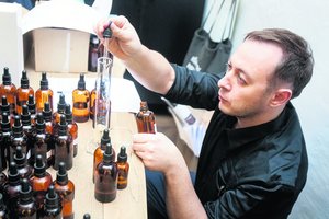 Aistis Mickevičius savo sukurtus kvepalus yra išpylęs į unitazą
