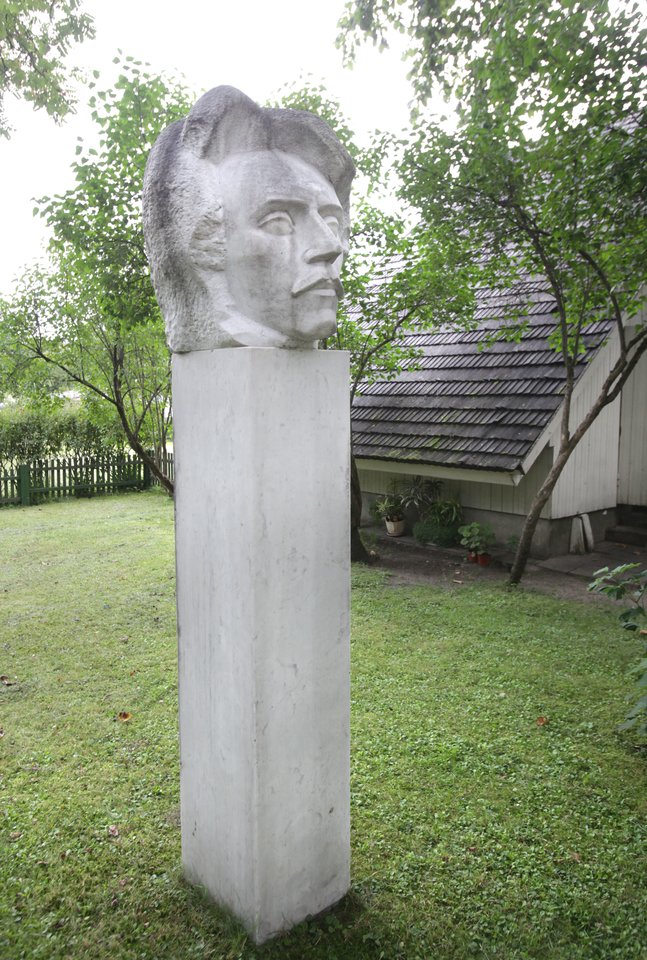 M.K.Čiurlionio memorialinio muziejaus Druskininkuose kiemelyje – paminklas M.K.Čiurlioniui, kurį 1975 m.sukūrė skulptorius K.Švažas.<br>P.Lileikio nuotr.
