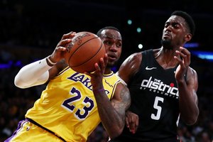 L. Jamesas ėmėsi iniciatyvos: į „Lakers“ vilioja dvi NBA žvaigždes