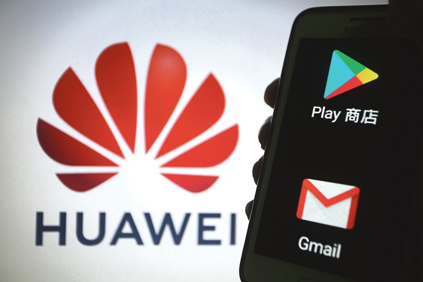 Naujiems „Huawei“ pagamintiems išmaniesiems įrenginiams bus nutrauktas „Google Play Store“ bei „Gmail“ paslaugų teikimas.<br>„Scanpix“ nuotr.